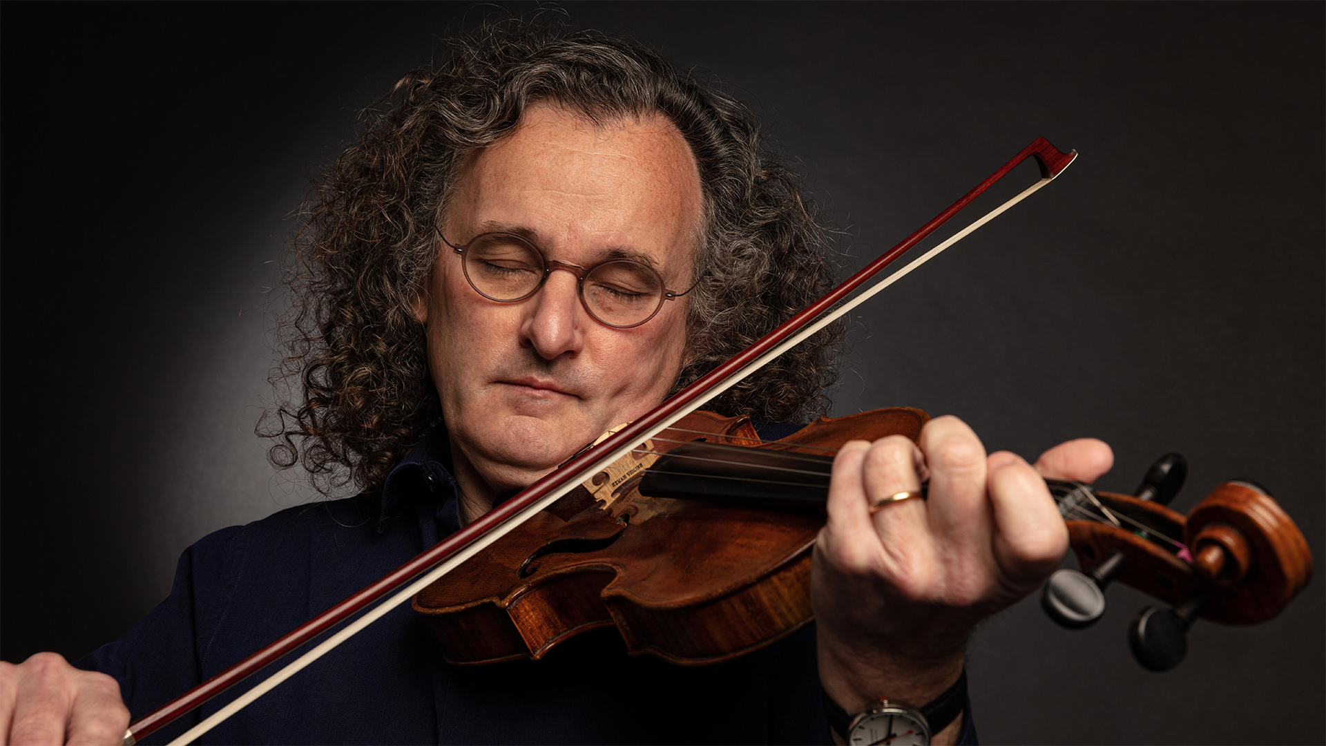 Martin Hayes playing a violin